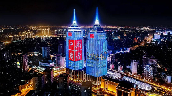 為你喝彩，世界級景觀媒體照亮上海灘！