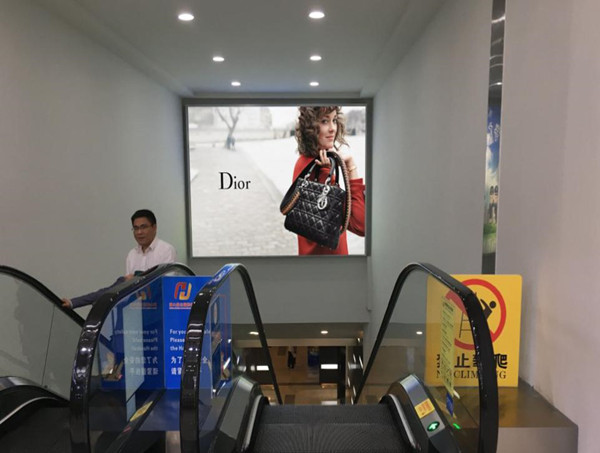 迪奧?？诿捞m機場燈箱廣告