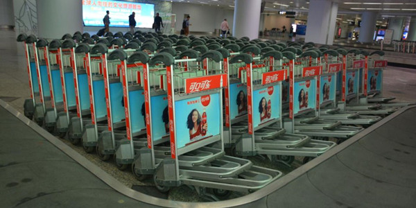 ?？诿捞m機場手推車廣告