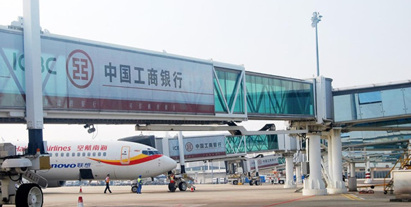 ?？诿捞m機場外廊橋貼紙廣告