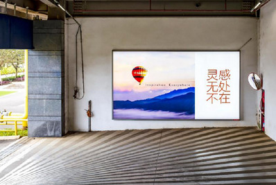 ?？跈C(jī)場(chǎng)停車(chē)樓出口處燈箱廣告