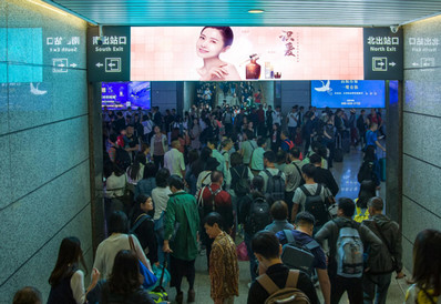 廈門(mén)站到達(dá)層出站上方楣頭燈箱廣告