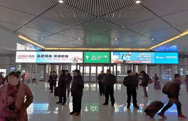 哈爾濱西站到達(dá)層出站門(mén)楣燈箱廣告