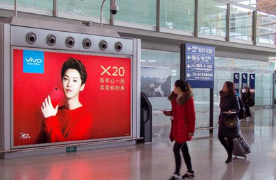 北京首都機場T3出發(fā)站臺風(fēng)亭燈箱廣告案例圖