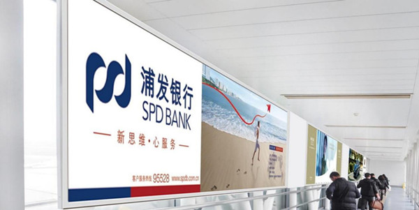 重慶機(jī)場廊橋燈箱廣告