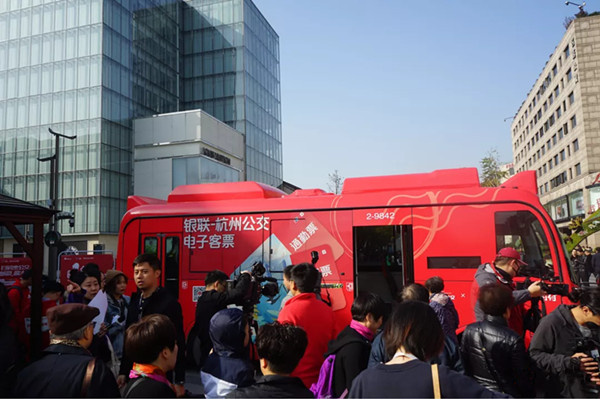 銀聯(lián)云閃付公交車(chē)候車(chē)亭廣告