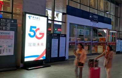 ?？跂|站站前廣場(chǎng)正前方燈箱廣告