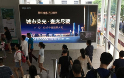 ?？跂|站出站口下樓梯正對(duì)面燈箱廣告