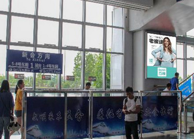 古鎮(zhèn)站A1、B1電梯通道旁包柱燈箱廣告