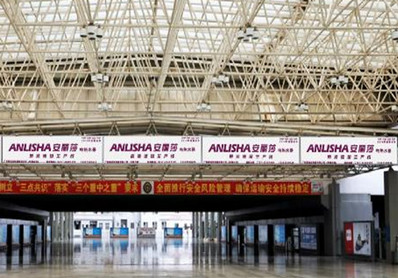 小欖站A、B進(jìn)出站口之間吊幅燈箱廣告