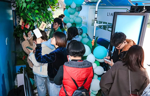 領(lǐng)克公交廣告場景化營銷，打造低碳趣味之旅！