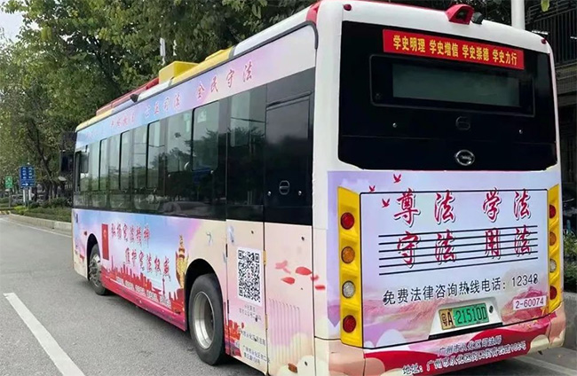 “法治號(hào)公交車”來了，廣州公交車廣告讓法治宣傳“動(dòng)起來”！
