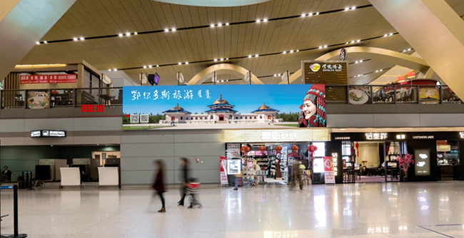 昆明機(jī)場值機(jī)島后方欄桿燈箱