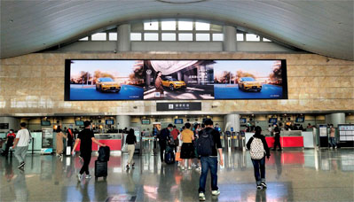 杭州機場T3國內安檢口上方LED廣告