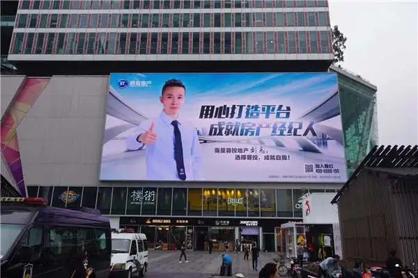 高樓林立中的獨(dú)特營銷利器：談?wù)剺怯顝V告的價格與價值