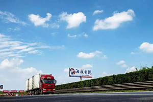 湖南省高速立柱大牌廣告案例，建材電纜高速廣告，高速公路廣告效果怎么樣？