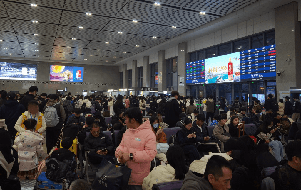嘉興南站廣告價格收費多少錢？嘉興南高鐵站春運出站熱門廣告牌