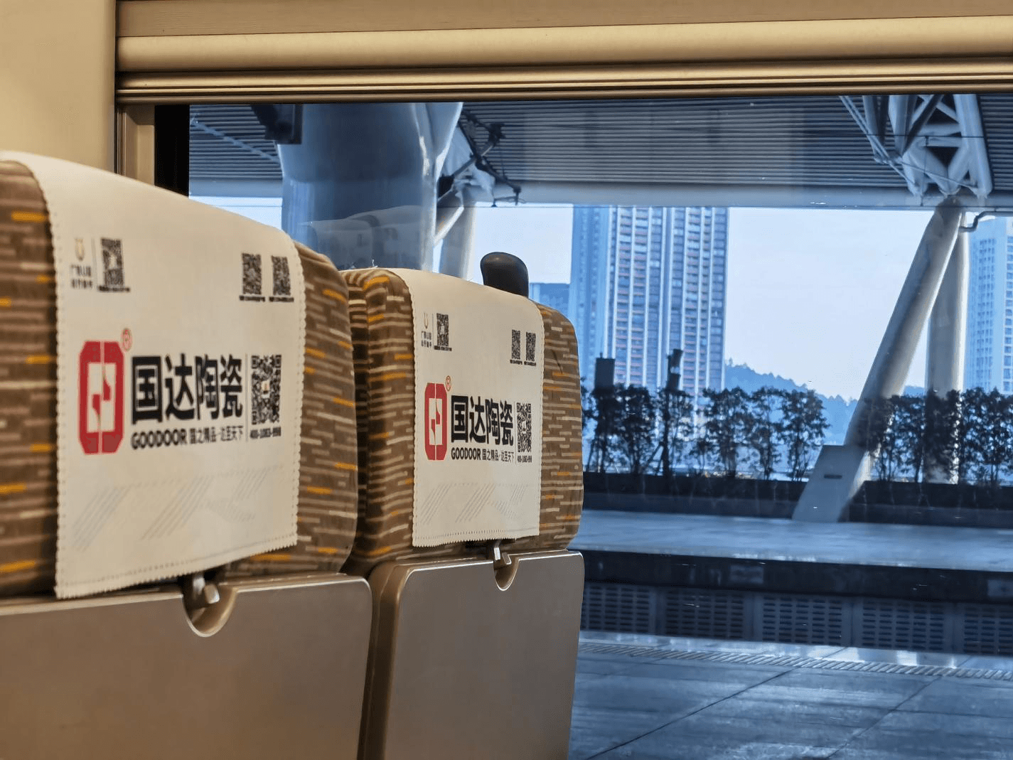 春運高鐵列車頭枕巾廣告價格收費多少？高鐵車廂座椅頭巾廣告案例