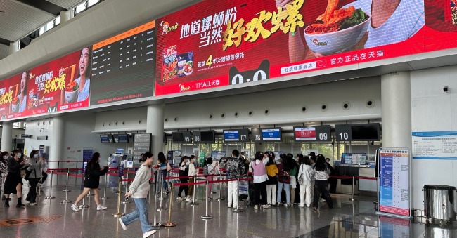 柳州白蓮機(jī)場(chǎng)出發(fā)大廳巨型地標(biāo)LED大屏廣告，柳州機(jī)場(chǎng)廣告價(jià)格收費(fèi)