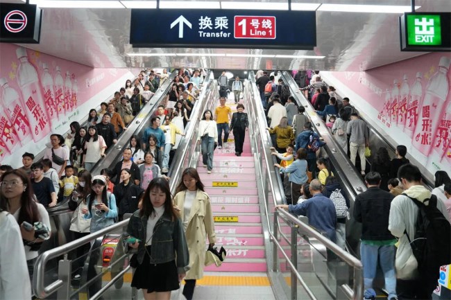 福州地鐵廣告價(jià)格收費(fèi)，福州地鐵南門兜站換乘扶梯通道墻貼廣告