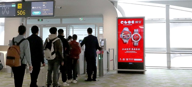 深圳機(jī)場(chǎng)航站樓登機(jī)口電子屏廣告牌，深圳寶安機(jī)場(chǎng)候機(jī)區(qū)廣告價(jià)格