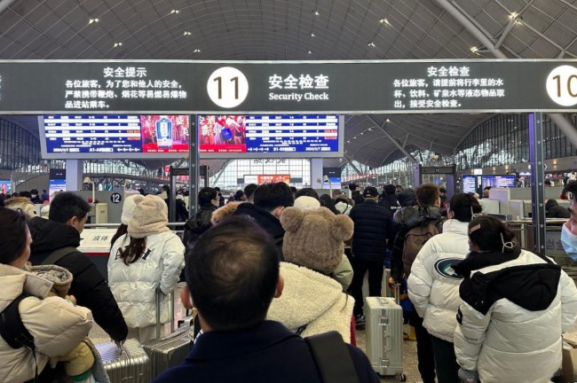 武漢站進(jìn)站安檢候車大廳上方LED大屏廣告，武漢火車站高鐵廣告價格