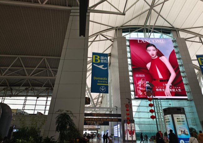 廣州白云機(jī)場出發(fā)大廳玻璃墻高空LED巨屏廣告，廣州機(jī)場廣告價格