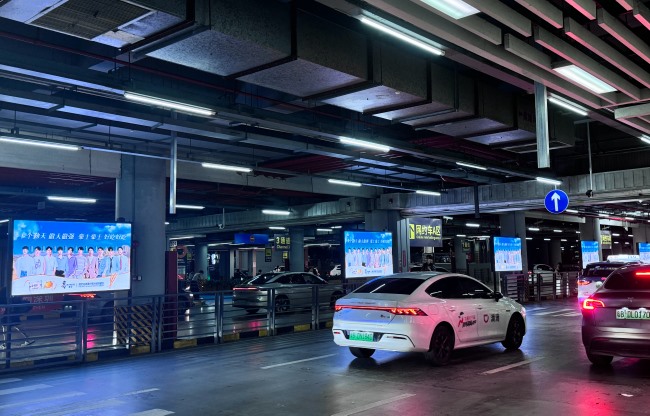 深圳北高鐵站停車場出租車落客區(qū)LED大屏廣告，深圳北站廣告價格