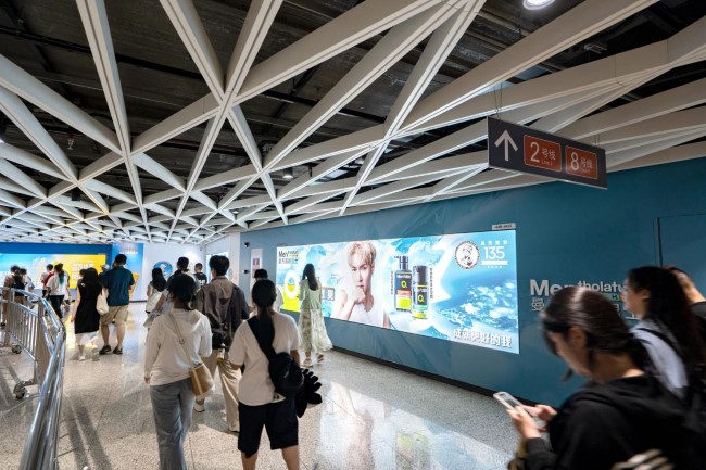深圳地鐵崗廈北站通道墻貼燈箱廣告投放，深圳地鐵廣告價(jià)格收費(fèi)