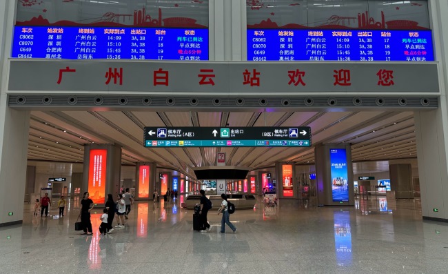 廣州白云高鐵站到達(dá)出站通道柱面燈箱廣告，廣州白云站廣告價(jià)格