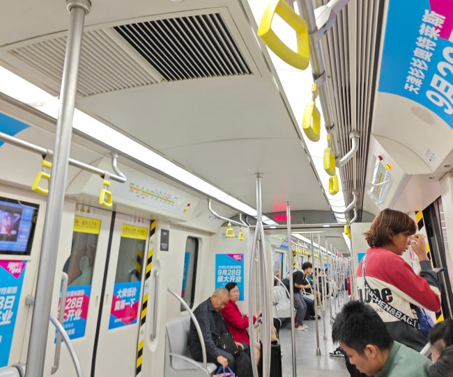 天津地鐵內(nèi)包車廣告車廂內(nèi)貼紙投放案例圖，天津地鐵列車廣告價格