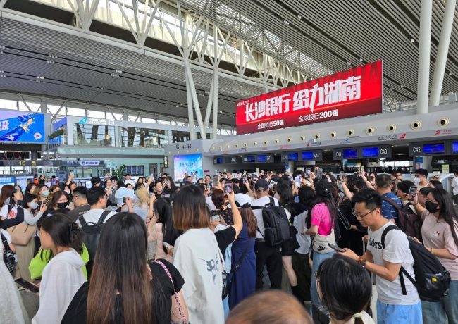 長沙機(jī)場出發(fā)安檢值機(jī)島燈箱廣告高空大牌，長沙黃花機(jī)場廣告價(jià)格