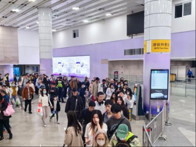 深圳地鐵4號(hào)線(xiàn)福田口岸站廳墻貼廣告投放案例，深圳地鐵廣告價(jià)格