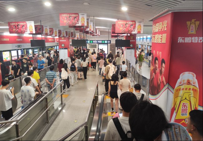 福州地鐵1號(hào)線(xiàn)南門(mén)兜站臺(tái)層包柱屏蔽門(mén)貼廣告，福州地鐵廣告價(jià)格