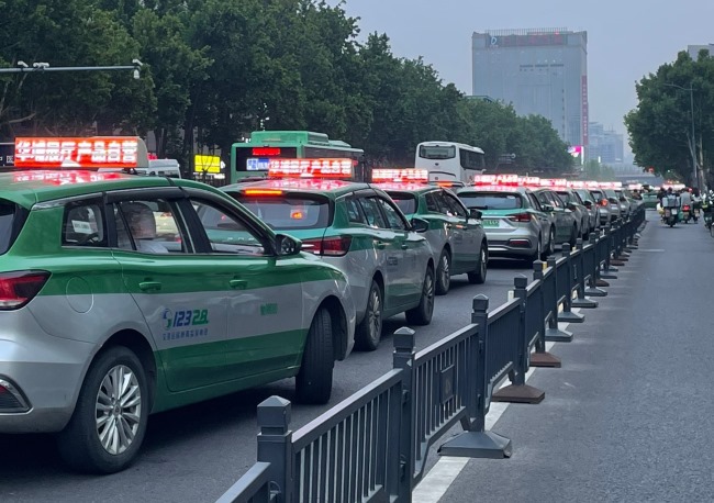 鄭州出租車廣告價格收費，鄭州出租車頂LED彩屏廣告發(fā)布案例圖