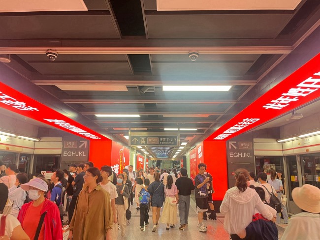 深圳地鐵上梅林站臺換乘通道LED大屏墻貼廣告，深圳地鐵廣告價格