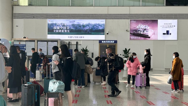深圳北站到達(dá)出站口上方燈箱廣告牌，深圳北高鐵站大屏廣告價格