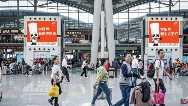 廣州南站三層候車座椅區(qū)上方燈箱廣告，廣州南高鐵站廣告牌價格