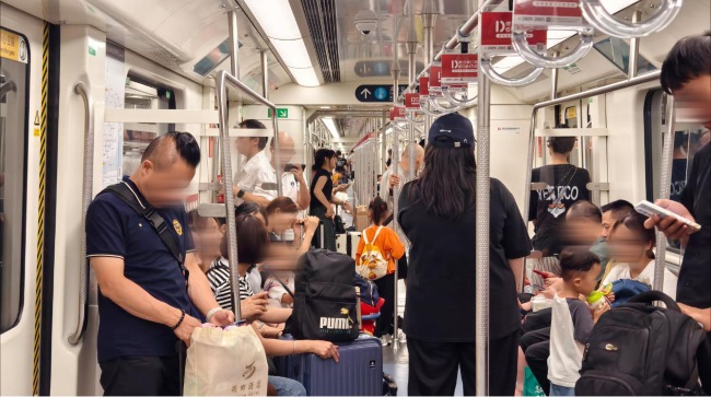 深圳地鐵性價比最高車廂廣告拉手優(yōu)勢案例，深圳地鐵拉手廣告價格