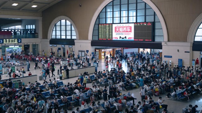 武漢漢口火車站進站候車LED大屏廣告投放，武漢漢口站高鐵廣告價格