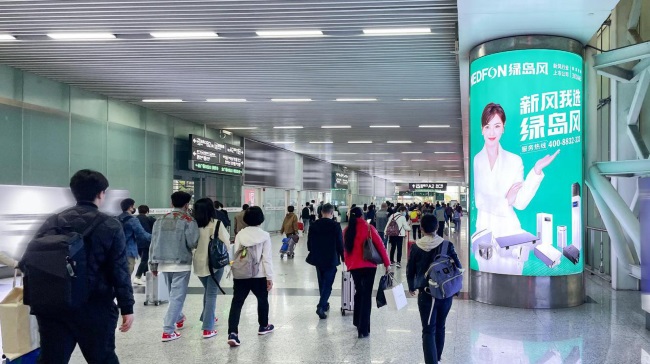 深圳北站到達出站通道包柱燈箱廣告牌，深圳北高鐵站大屏廣告價格