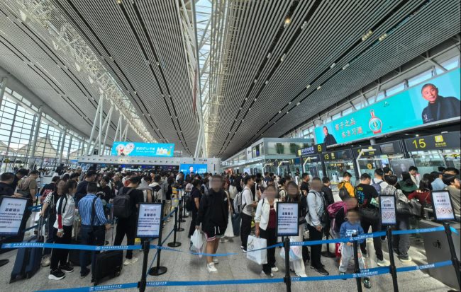 長沙機場T2出發(fā)大廳大屏廣告牌投放，長沙黃花機場廣告價格