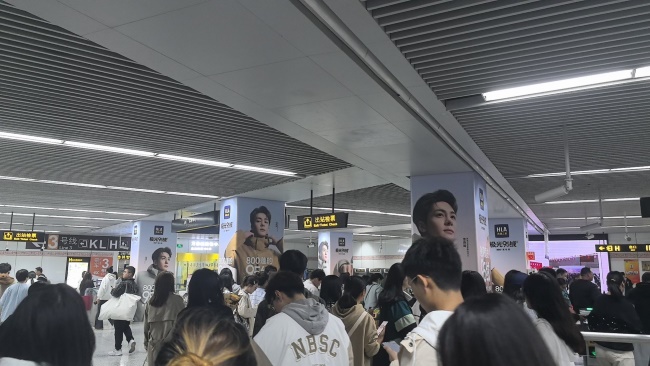 鄭州地鐵站廳包柱廣告投放案例，鄭州地鐵站臺(tái)墻貼廣告價(jià)格