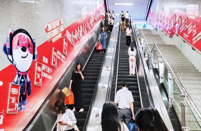 南寧地鐵出入口扶梯兩側(cè)墻貼廣告牌投放，南寧地鐵廣告價(jià)格