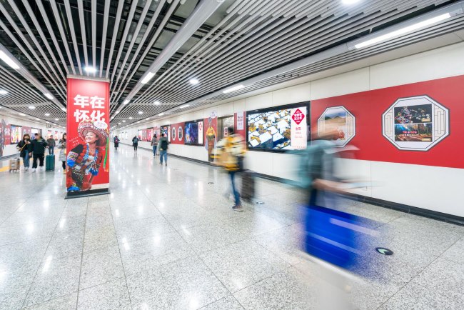 長沙地鐵火車南站站通道墻貼廣告投放，長沙地鐵廣告價格