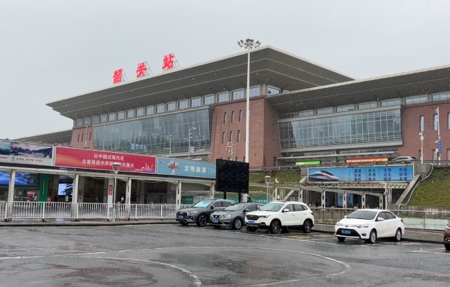 韶關(guān)高鐵站出站通道燈箱廣告，韶關(guān)站LED屏廣告價格