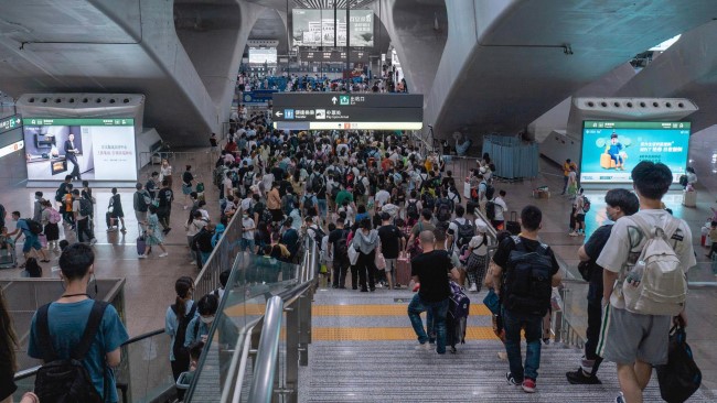 廣州南站出站通道燈箱廣告投放，廣州南高鐵站大屏廣告價格