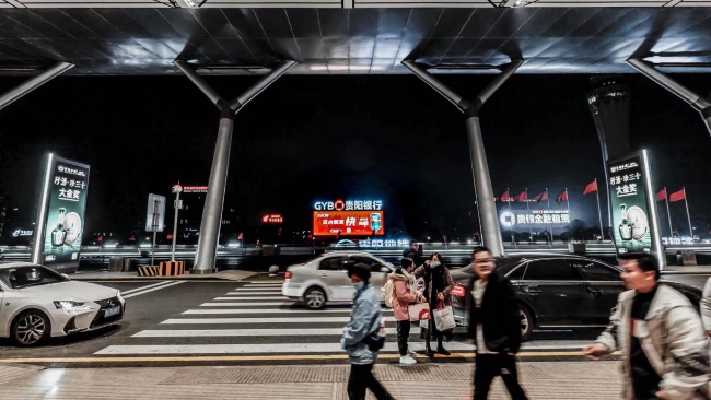 詳細介紹一下貴陽龍洞堡機場媒體位置，并說明第一戶外傳媒代理哪些廣告位？