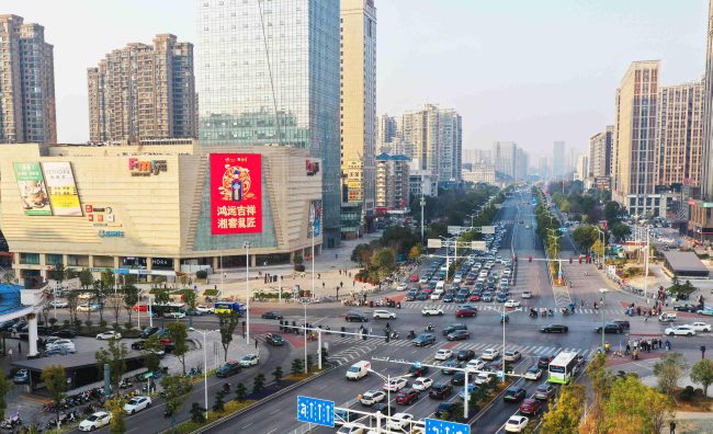 長沙王府井百貨LED廣告投放，長沙商場外墻大屏廣告價格