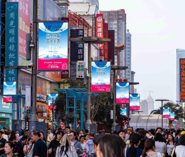 長沙黃興路步行街聯(lián)排LED廣告投放，長沙路燈桿LED大屏廣告